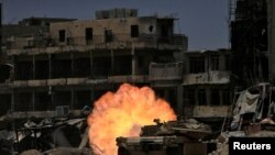 عراقی فورسز کا ایک ٹینک داعش کے ٹھکانوں پر گولہ باری کررہا ہے۔ 5 جولائی 2017