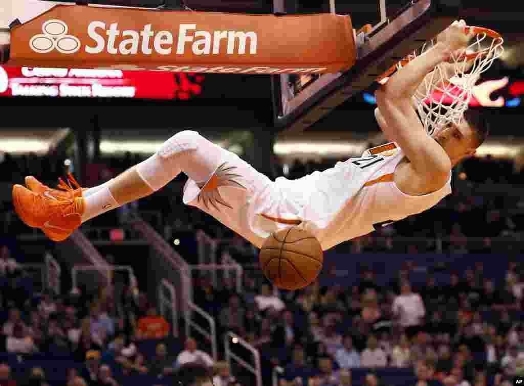 Alex Len นักบาสทีม Phoenix Suns กระโดดยัดห่วงทำคะแนนแซงหน้าทีม Boston Celtics ระหว่างเกมการแข่งขันบาสเกตบอล NBA รอบครี่งหลังที่เมืองฟีนิกซ์ รัฐอริโซน่า