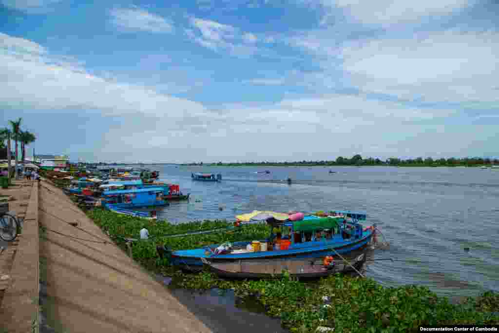 ទិដ្ឋភាព​បឹង​ទន្លេសាប​នៅ​ក្រុង​កំពង់ឆ្នាំ ខេត្ត​កំពង់ឆ្នាំង កាលពី​ថ្ងៃសៅរ៍ ទី១៥ ខែតុលា ឆ្នាំ២០១៦។ (មជ្ឈមណ្ឌល​ឯកសារ​កម្ពុជា/អ៊ូច មករា)