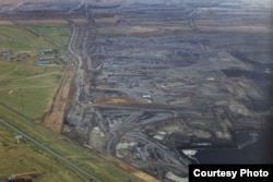 2012年6月，内蒙古自治区锡林浩特胜利煤田露天煤矿，以及被煤矿切开的草原 (卢广/绿色和平)