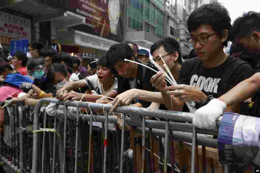 ہانگ کانگ میں منگل کو حکومتی عہدیداروں اور مظاہرین کے رہنماؤں کے درمیان مذاکرات بغیر کسی پیش رفت کے ختم ہو گئے تھے۔ 