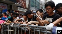 在香港旺角佔領區的集會人士在加固障礙物