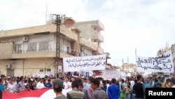 Syrian ethnic Kurds demonstrate after Friday prayers in the Syrian town of Qamishli, May 6, 2011.