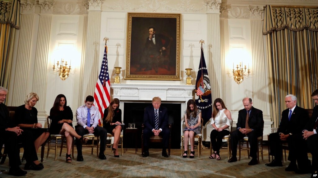 El presidente Donald Trump agacha la cabeza durante una oración al inicio de una sesión de escucha con estudiantes de secundaria y maestros en el Salón de Estatal de la Casa Blanca en Washington. Miércoles 21 de febrero de 2018. (AP Photo/Carolyn Kaster)