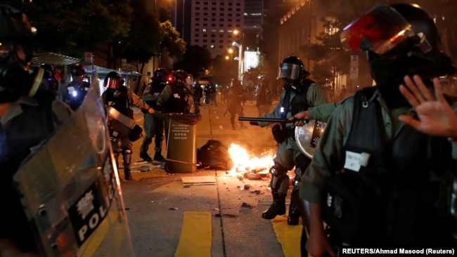 Policija Hong Konga na blokiranim ulicama grada