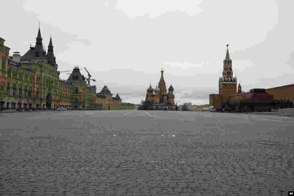 نمایی از میدان سرخ خالی و متروکه به دلیل پیشگیری از شیوع ویروس کرونا در مسکو