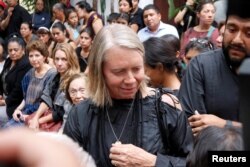 Trine Ellitsgaard, la artista danesa de textiles esposa de Francisco Toledo, asiste a un homenaje del maestro de las artes plásticas mexicanas en Oaxaca, donde residían. Septiembre 6 de 2019. Reuters/Jorge Luis Plata.