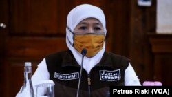 Gubernur Jawa Timur Khofifah Indar Parawansa memberikan keterangan kepada media terkait perkembangan kasus corona dan imbauan berlebaran di rumah. (Foto: VOA/Petrus Riski)