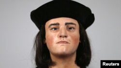 Patung Raja Inggris Richard III is dipajang pada konferensi pers di London (5/2). 