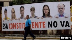 24일 베네수엘라 수도 카라카스에 정부의 개헌의회 추진에 반대하는 벽보가 붙어있다. 야권이 48시간 총파업을 예고하면서 긴장이 고조되고 있다.