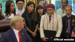 အိမ္ျဖဴေတာ္မွာ သမၼတ Trump ကိုတင္ျပေနတဲ့ KBC ကခ်င္ႏွစ္ျခင္းအဖြဲ႔ခ်ဳပ္ရဲ ႔ အေထြေထြအတြင္းေရးမွဴး Dr. Samson Hkalam 