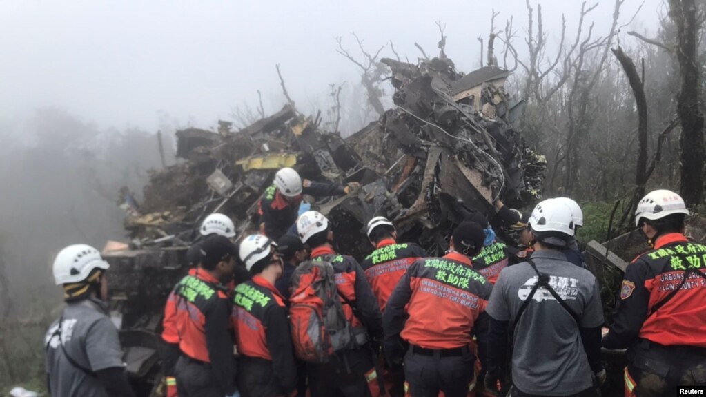 台湾军用直升机坠毁现场的搜救人员。（2020年1月2日）