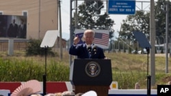 El vicepresidente de EE.UU. Joe Biden durante la ceremonia en Sojevo, Kósovo, en la que se dio el nombre de una avenida a su fallecido hijo Joseph R. "Beau" Biden III.