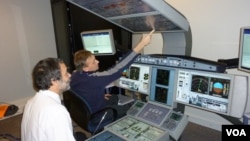 Занятия на MFTD (Multi-Function Training Device) - компьютерном аналоге пилотской кабины.