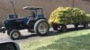 Un tracteur transporte du tabac à Beatrice, à environ 50 km au sud de Harare, au Zimbabwe, en février 2018. (S. Mhofu / VOA)