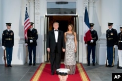 El presidente Donald Trump y la primera dama Melania Trump, esperan a sus invitados, el presidente Emmanuel Macron de Francia y su esposa Brigitte. Abril 24 de 2018.