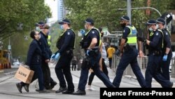 지난 9월 30일 호주 멜버른 경찰이 시내를 순찰하는 가운데 쇼핑객들이 이동하고 있다. (자료사진)