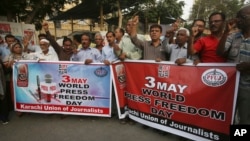 Pakistani journalists rally on the occasion of World Press Freedom Day in Karachi, Pakistan, May 3, 2018.