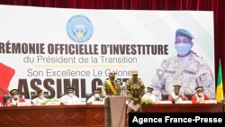 Le nouveau président malien par intérim, le colonel Assimi Goita, s'adresse à la nation lors de sa cérémonie de prestation de serment à Bamako, le 7 juin 2021. 