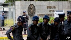 (မှတ်တမ်းဓာတ်ပုံ) ၂၀၁၆ ခုနှစ်၊ ဧပြီလ ၂၀ ရက်နေ့က ရန်ကုန်မြို့၊ အမေရိကန်သံရုံးရှေ့တွင် လုံခြုံရေးယူပေးနေသည့် မြန်မာ နိုင်ငံ ရဲတပ်ဖွဲ့ဝင်များ။