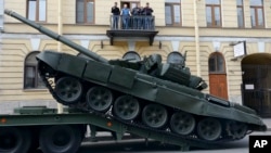 A Russian T-72 tank is unloaded prior to a rehearsal for the Victory Day military parade in St. Petersburg, Russia, April 28, 2016. 