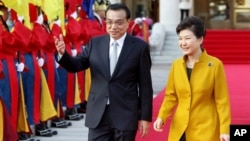 박근혜 한국 대통령(오른쪽)이 한국을 방문한 리커창 중국 총리와 함께 31일 청와대에서 정상회담에 앞서 환영 행사에 참석했다.
