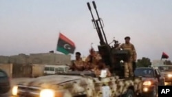 Para anggota milisi Libya (foto: dok). Kawanan bersenjata menculik duta besar Yordania di Tripoli Selasa (15/4).
