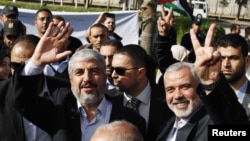 Lãnh tụ Hamas Khaled Meshaal (trái) vẫy tay bên cạnh lãnh đạo cao cấp của Hamas Ismail Haniyeh tại Rafah, miền nam Dải Gaza, 07/12/2012