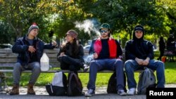 Personas fuman marihuana en el Trinity Bellwoods Park, en Toronto, Ontario, el día en que Canadá legalizó el uso recreativo de la droga. Jueves 17 de octubre de 2018. Foto: Reuters/Carlos Osorio.