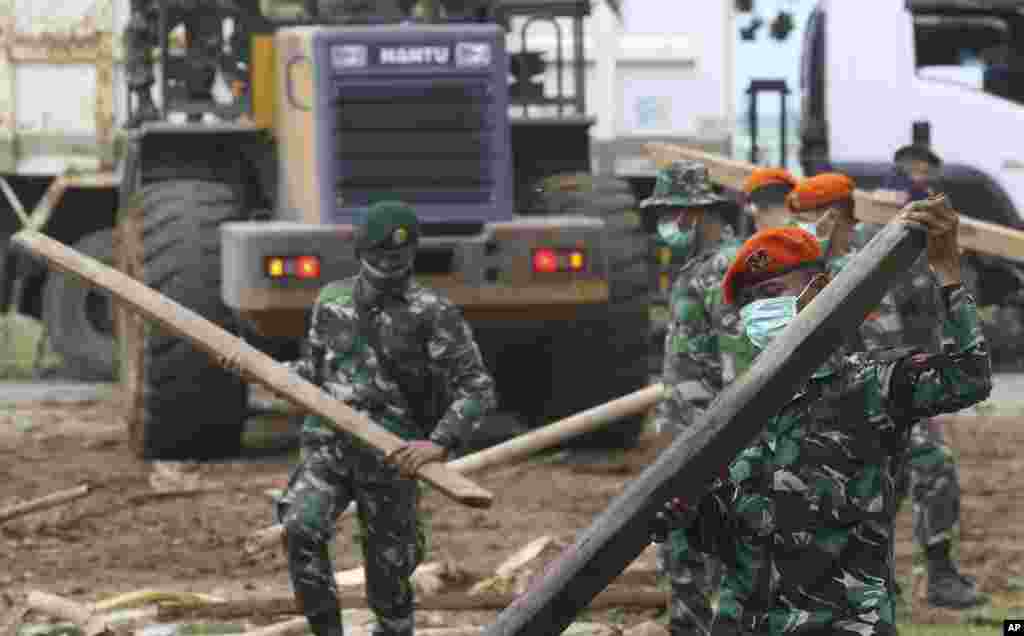 شش روز بعد از سونامی در اندونزی، سربازان سعی در پاکسازی مناطق دارند. حدود ۴۵۰ نفر در این حادثه کشته شدند.