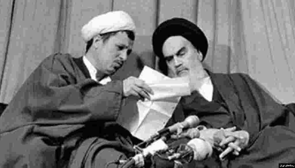 اکبر هاشمی رفسنجانی از اولین روزهای پس از پیروزی انقلاب اسلامی در کنار آیت الله خمینی حضور داشت و از افراد مورد اعتماد او محسوب میشد.