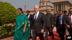 Indian Defense Minister Nirmala Sitharaman, left, escorts U.S. Defense Secretary James Mattis to Defense Ministry office for a delegation level meeting in New Delhi, India, Sept. 26, 2017. 