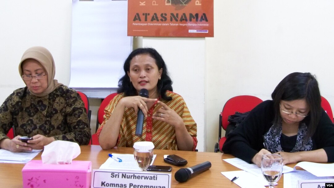 Komisioner Komnas Perempuan Sri Nurherwati (tengah) mendesak aturan bagi pejabat publik untuk mencegah pejabat publik yang melakukan kejahatan perkawinan seperti nikah siri, Rabu 6/2 (foto: VOA/Fathiyah).