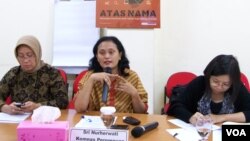 Komisioner Komnas Perempuan Sri Nurherwati (tengah) mendesak aturan bagi pejabat publik untuk mencegah pejabat publik yang melakukan kejahatan perkawinan seperti nikah siri, Rabu 6/2 (foto: VOA/Fathiyah).