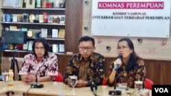 Dari kiri: aktivis Gusdurian Savic Ali, ketua advokasi LBH Jakarta Muhammad Isnur dan Ketua Komnas Perempuan Azriana dalam acara jumpa pers terkait penyerbuan kantor LBH Jakarta dan YLBHI, di kantor Komnas Perempuan, Senin 18/9.(Foto: VOA/Fathiyah)