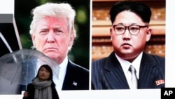 9일 일본 도쿄 거리에 설치된 대형 화면에 도널드 트럼프 미국 대통령과 김정은 북한 국무위원장의 정상회담 관련 뉴스가 나오고 있다.