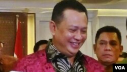 Ketua DPR Bambang Soesatyo (tengah) ketika memberikan keterangan kepada wartawan. (Foto: VOA/Fathiyah)