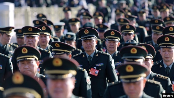 2014年3月中国军队代表走向人大会堂参加人大会议