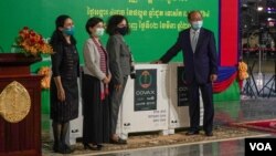 រដ្ឋមន្ត្រីក្រសួងសុខាភិបាលលោក ម៉ម ប៊ុនហេង និងមន្ត្រីតំណាងអង្គការយូនីសេហ្វនិងអង្គការសុខភាពពិភពលោក ក្នុងពិធីទទួលវ៉ាក់សាំង​បង្ការ​ជំងឺ​កូវីដ១៩ ​របស់​ក្រុមហ៊ុន​ AstraZeneca​ នៅអាកាសយានដ្ឋានអន្តរជាតិភ្នំពេញ ថ្ងៃ​អង្គារ​ ទី​២​ ខែ​មីនា​ ឆ្នាំ​២០២១​។ (ខាន់​ សុគុំមនោ/​វីអូអេ​)