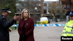 Menteri Dalam Negeri Inggris Amber Rudd mengunjungi lokasi di mana Sergei Skripal dan putrinya Yulia ditemukan setelah terpapar gas saraf di Salisbury, Inggris, 9 Maret 2018.