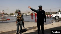 Polisi Afghanistan mengamankan lokasi di dekat bandara ibukota Kabul, pasca terjadinya serangan (foto: dok).
