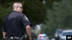 星期天俄亥俄州發生槍擊案後警察在維持交通秩序