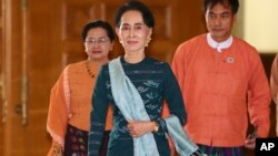 缅甸全国民主联盟领袖昂山素季（中）。 