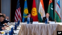 마이크 폼페오 미 외무장관이 22일 뉴욕에서 투르크메니스탄, 키르기즈스탄, 우즈베키스탄, 카자흐스탄, 타지키스탄 외무장관들과 회담하고 있다. 