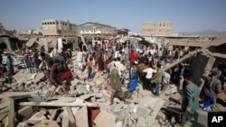 Sebuah pasar di Sana'a, Yaman hancur akibat serangan udara koalisi pimpinan Saudi (foto: dok).
