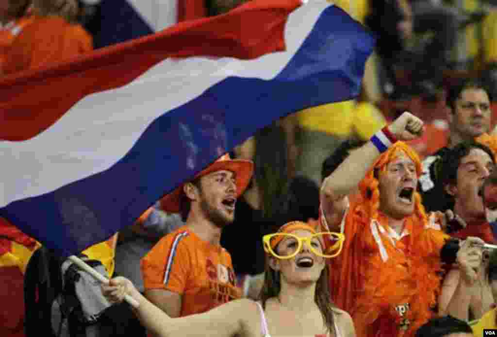 Slavlje holandskih navijača. Njihovi zemljaci su eliminasali Brazil 2-1