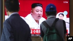 南韓首爾火車站的旅客在觀看電視屏幕上朝鮮領導人金正恩的圖像。 （2020年9月25日）