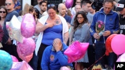 Ibu Olivia Campbell, Charlotte Campbell (tengah) dan ayah tirinya, Paul Hodgson (di bawah), mengenang korban ledakan di luar Manchester Arena, di Lapangan St Ann.