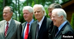 De izquierda a derecha, los expresidentes de EE.UU., George H.W. Bush, Bill Clinton, reverendo Billy Graham, Franklin Graham (hijo de Billy Graham) y expresidente Jimmy Carter, en la inauguración de la Biblioteca en honor del reverendo Graham en el campus de la Asociación Billy Graham en Charlotte, Carolina del Norte.