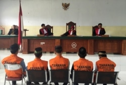 Lima pria, bagian dari kelompok yang terdiri dari 14 pria dan anak lelaki, dihukum karena pemerkosaan dan pembunuhan seorang gadis sekolah berusia 14 tahun, duduk di hadapan hakim selama hukuman di Curup, dekat Bengkulu, Sumatra, 29 September 2016. (Foto: REUTERS/Kanupriya